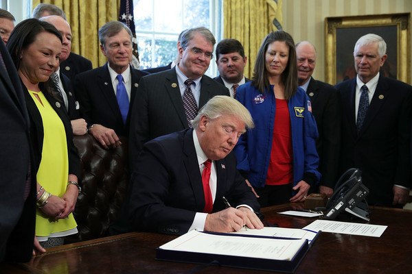 Trump allekirjoittaa lakiesityksen lisätä rahoitusta NASA: lle